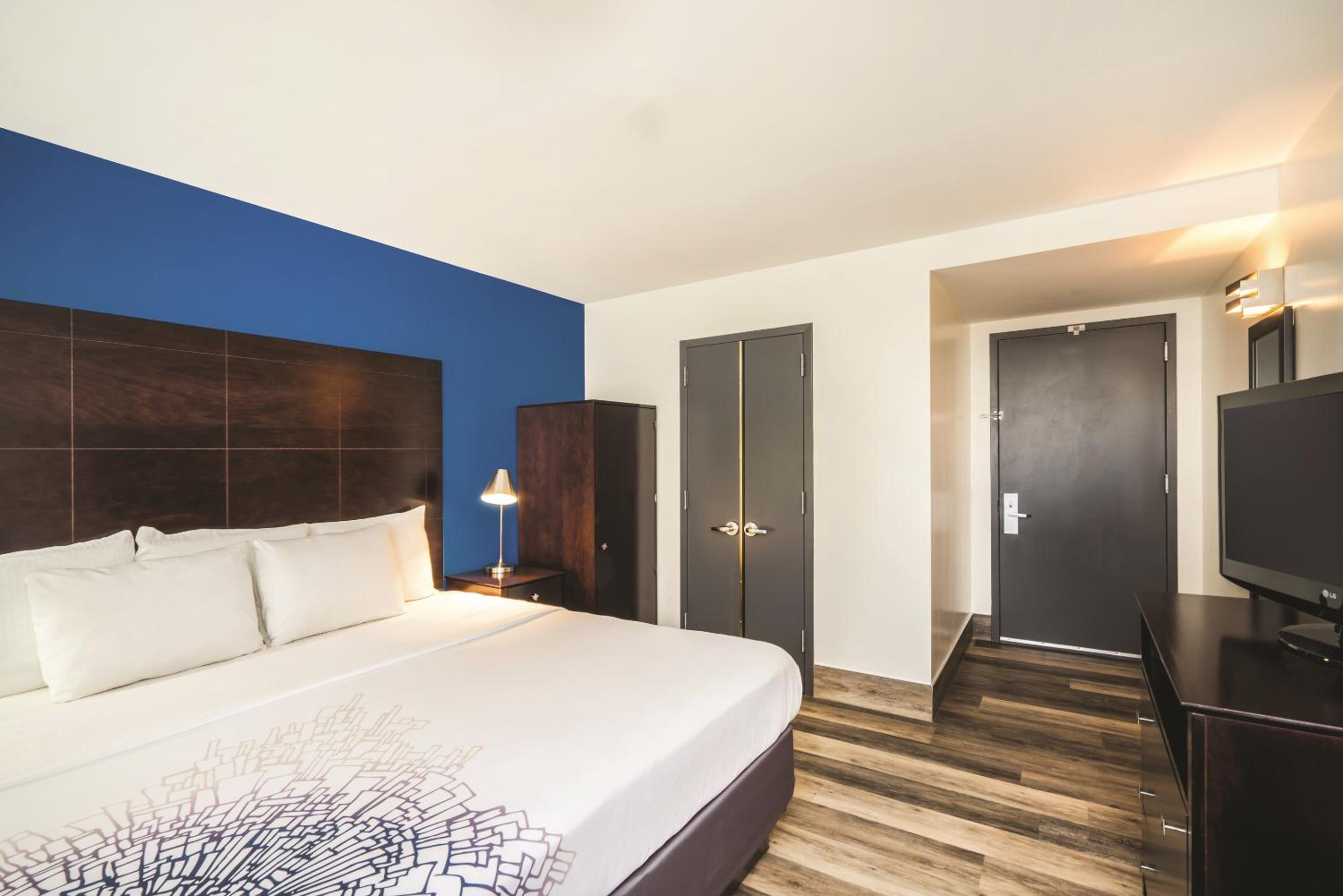 غرفة بسرير كينج بحوض استحمام لذوي الإعاقة، La Quinta Inn & Suites by Wyndham Brooklyn Downtown 2/10