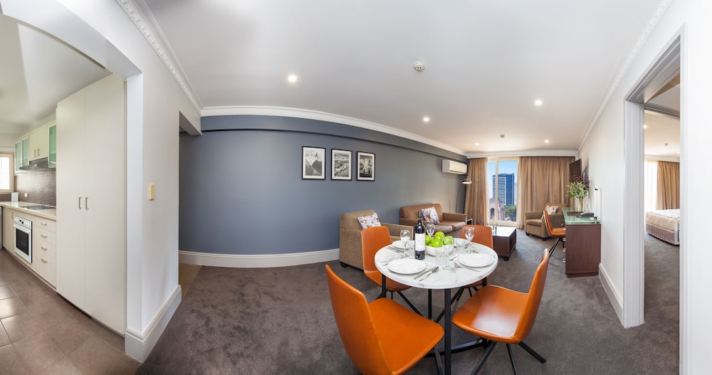 HYDE PARK INN 29/50