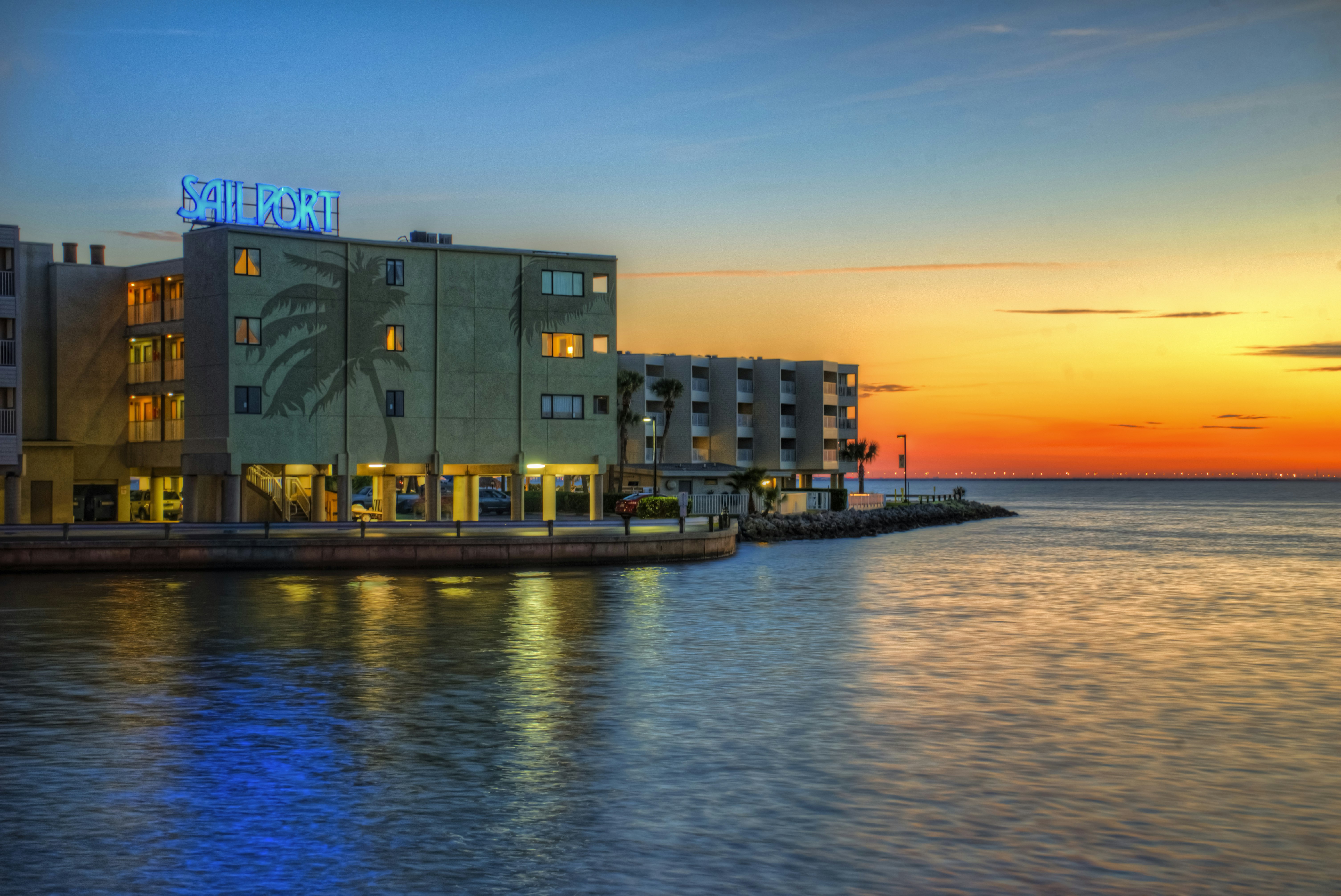 Sailport Waterfront Suites Hotel 16/22