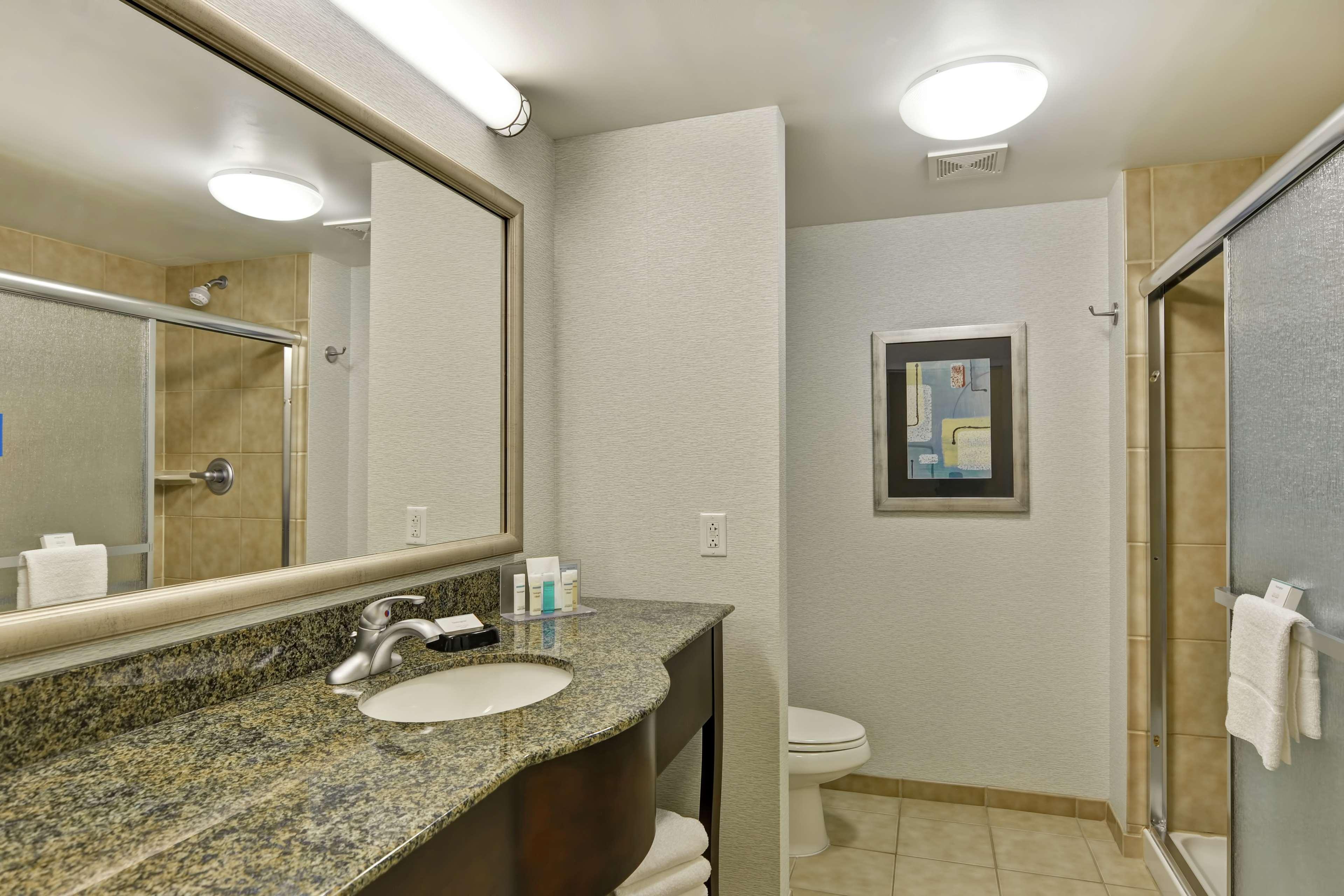 Room, Double Bed, Hampton Inn and Suites Wilkes-Barre Scranton 2/2