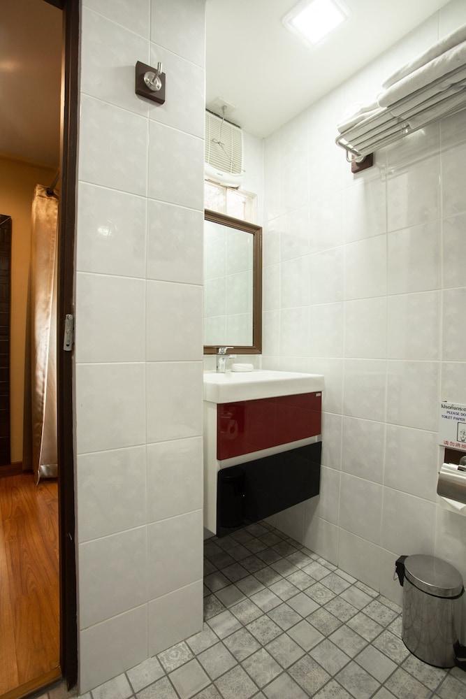 Nightbazaar Inn Hotel 20/48