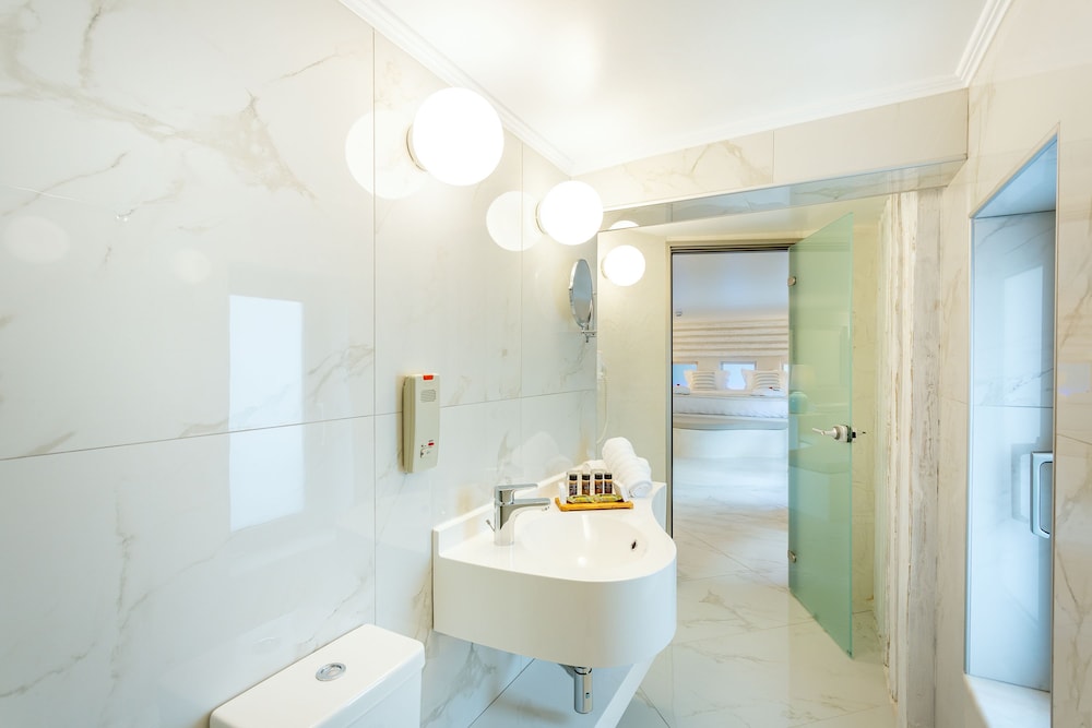 Suite, 2 King Beds, City View, 2 Bathrooms