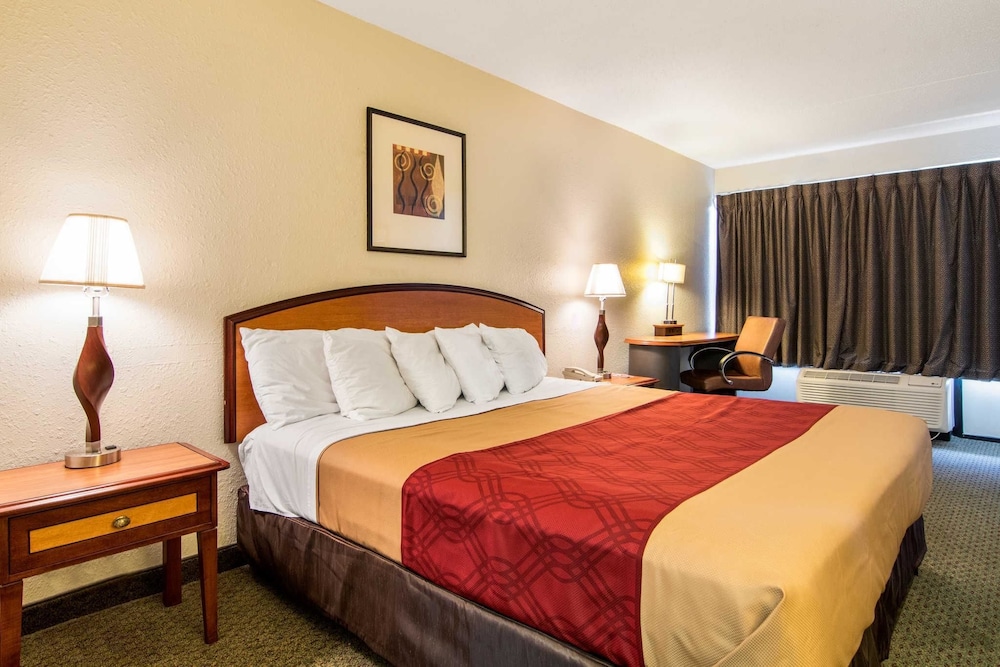 Econo Lodge Inn & Suites Conference Center 13/44