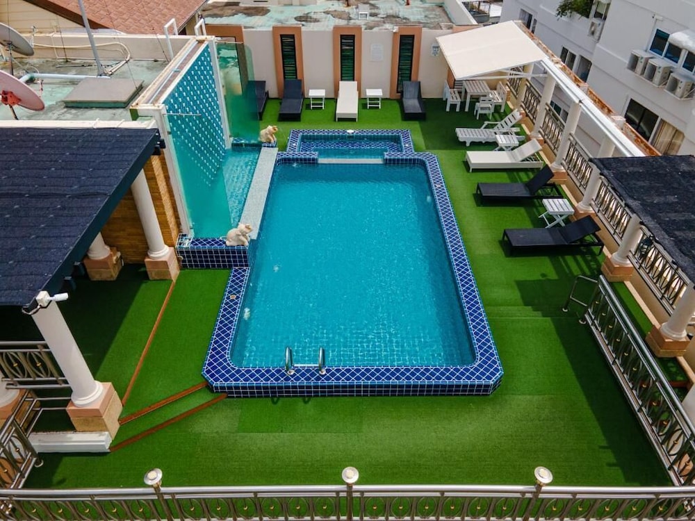 The Whitehouse Condotel 18/40