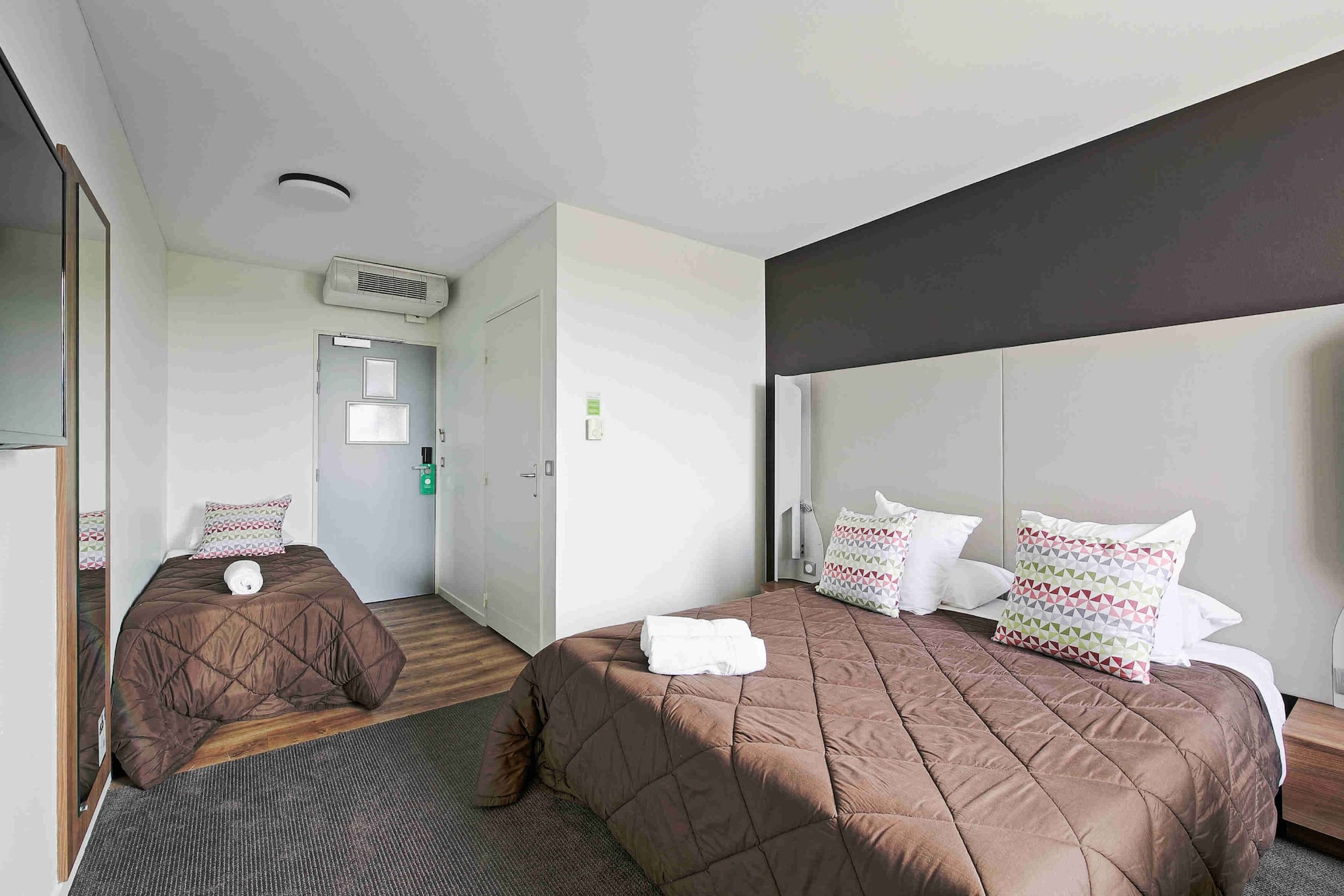 غرفة قياسية بثلاثة أسرّة، Hotel Restaurant Campanile Roissy Le Mesnil-Amelot 3/10