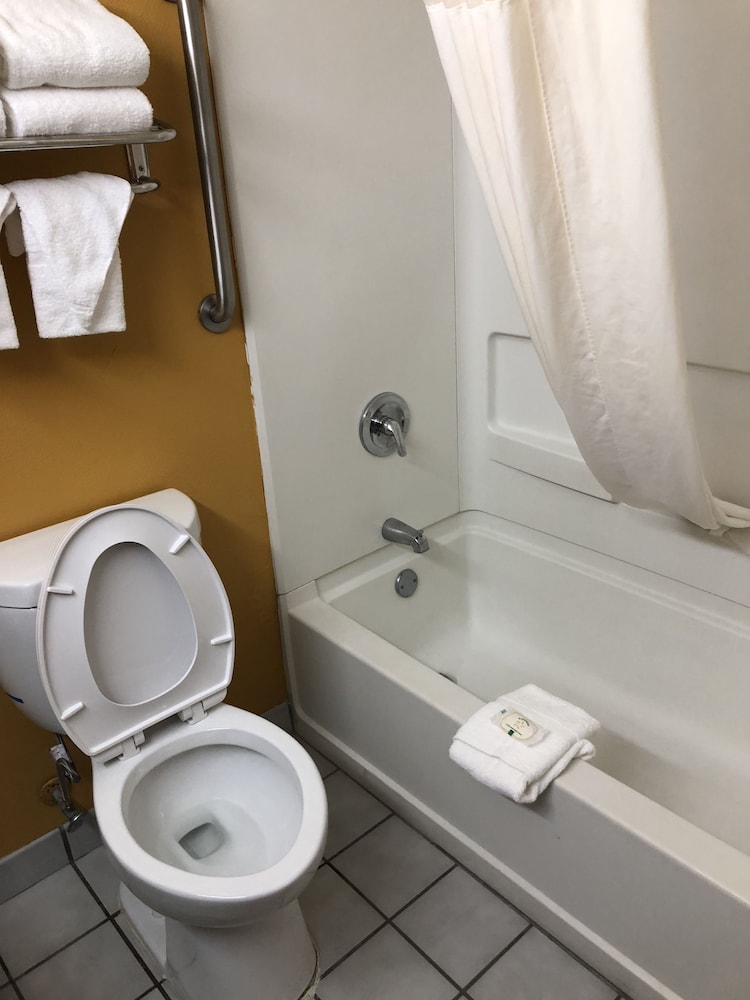 La Quinta Inn & Suites by Wyndham Fayetteville I-95 15/29