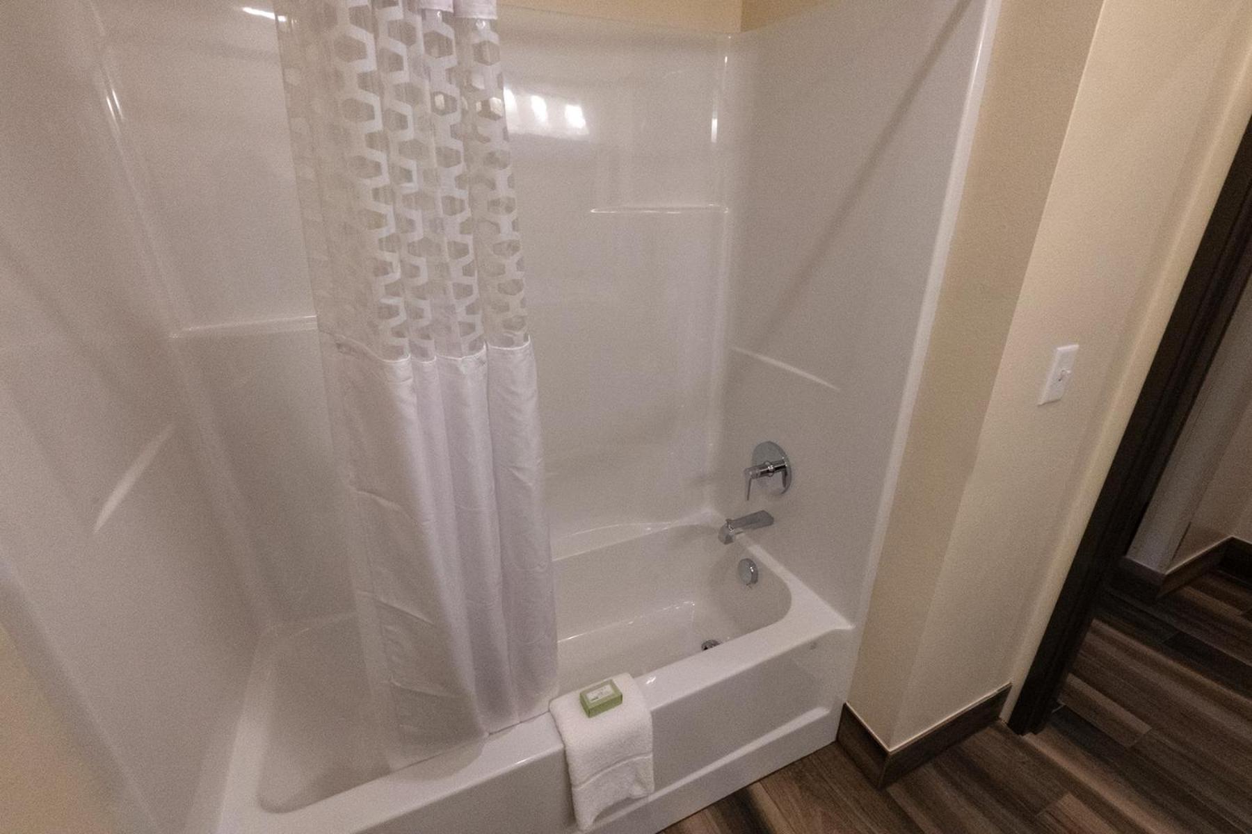 غرفة قياسية بسرير كوين، Cobblestone Hotel & Suites-Sheldon 4/6