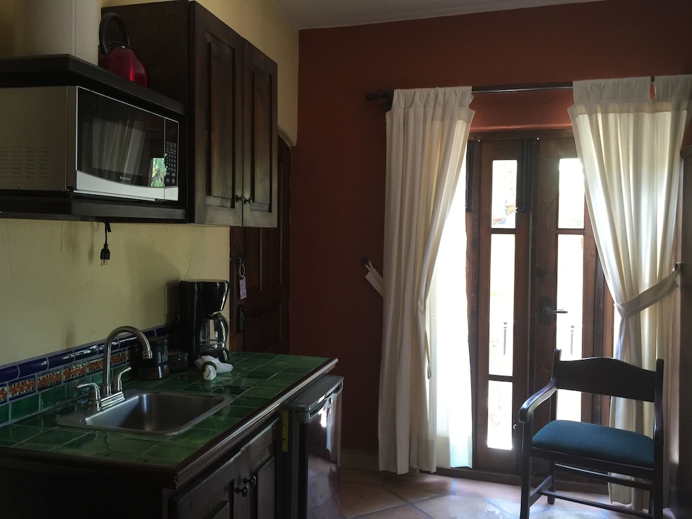 Suite, King Bed, Balcony or Terrace, Kitchenette, High Floor، Posada Del Cortes Hotel 8/9