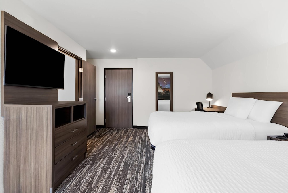 Senior, 2 Queen Beds, Accessible