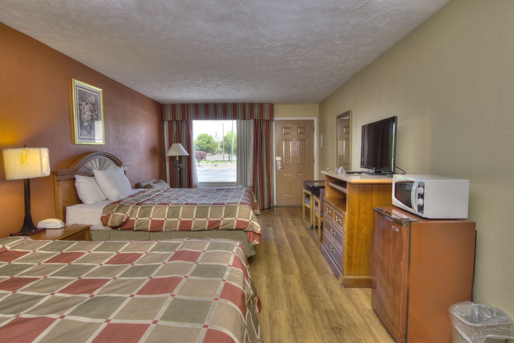 Econo Lodge Sevierville-Pigeon Forge on the River 15/25