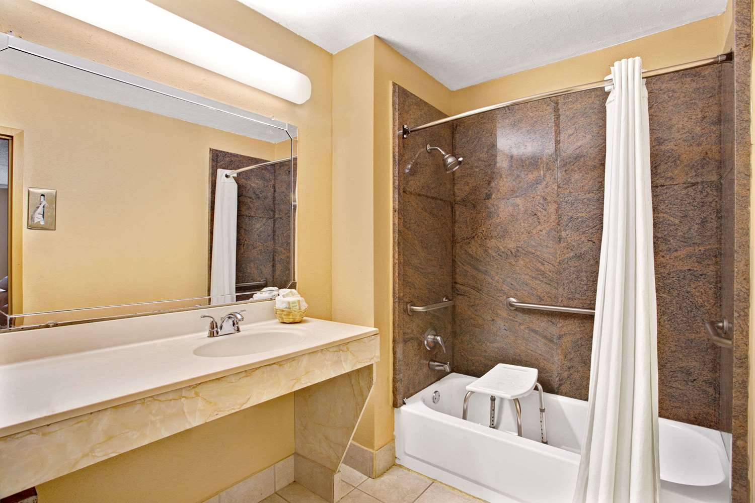 Super 8 by Wyndham Raleigh Downtown 24/26