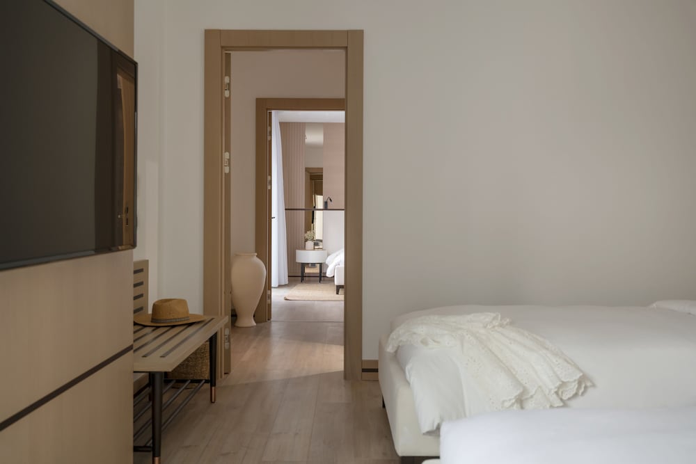 غرفة ديلوكس بسرير كينج وسريرين منفصلين بإطلالة على الحديقة، METT Hotel & Beach Resort Bodrum 2/3