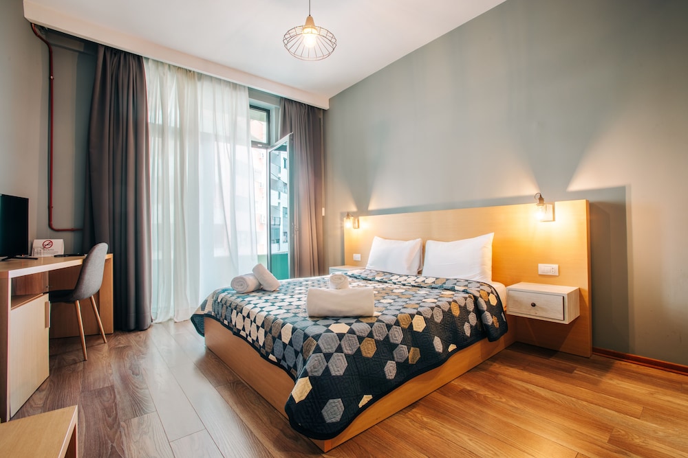 غرفة قياسية بسرير كوين بإطلالة على الفناء بشرفة، Arc Hotel Tirana 3/5