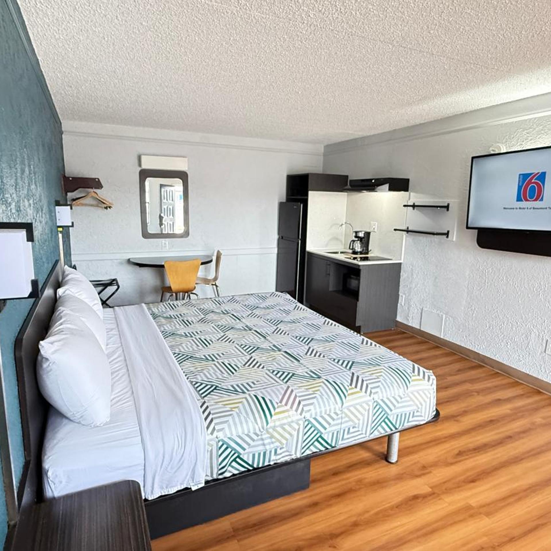 1 Queen Bed - Smoking, Kitchen