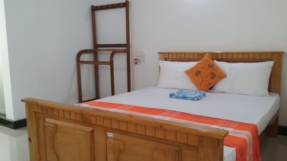 DELUXE, QUEEN BED, GARDEN VIEW, SMOKING