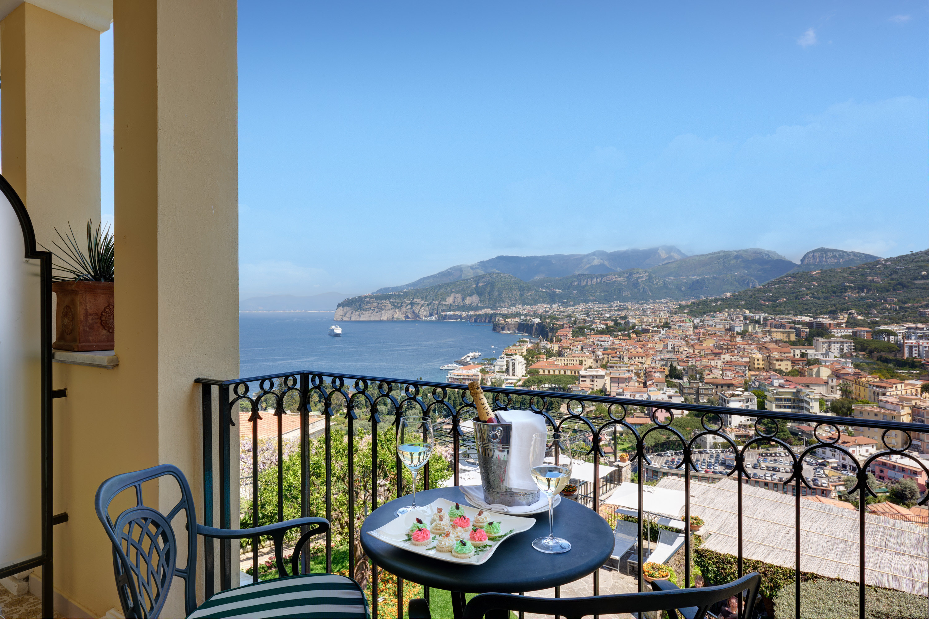 Grand Hotel Capodimonte 63/65
