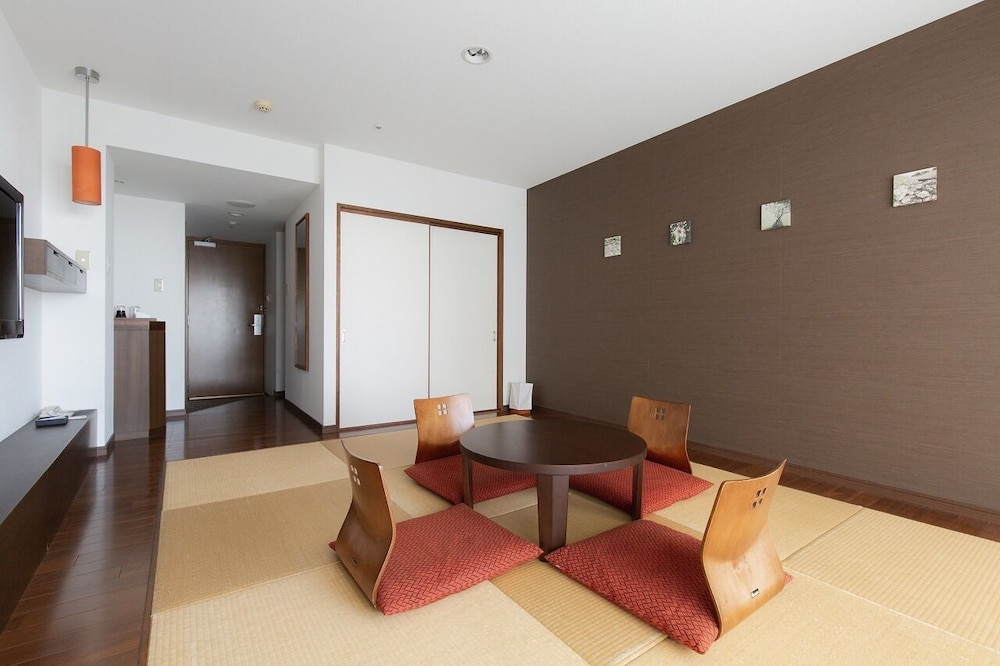 غرفة يابانية بفرشتي فوتون بأرضية تاتامي، EM Wellness Kurashino Hakko Lifestyle Resort 4/5