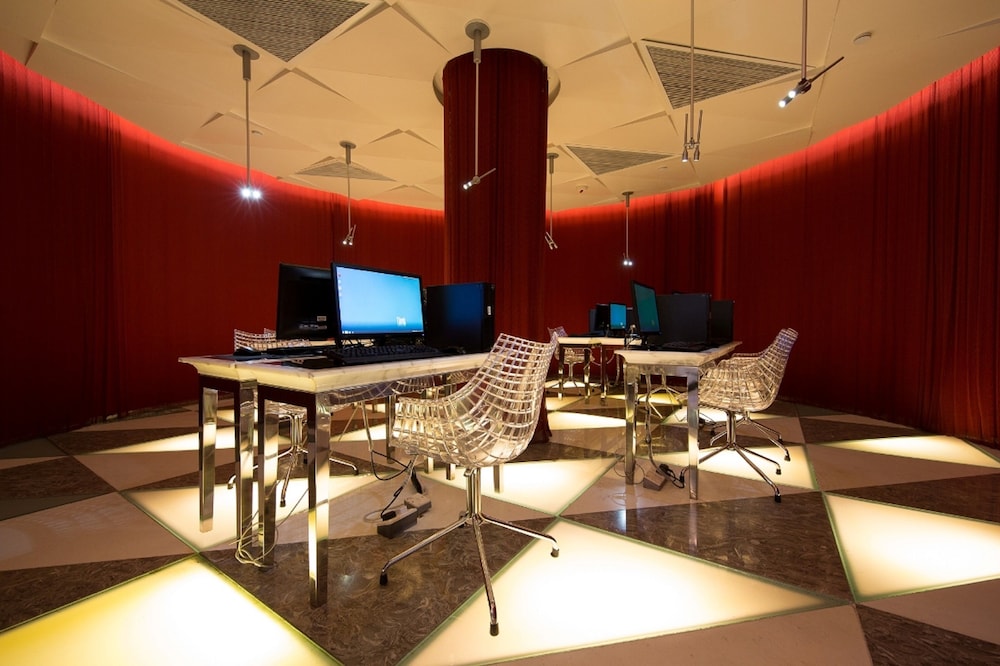Kowloon Harbourfront Hotel 39/48