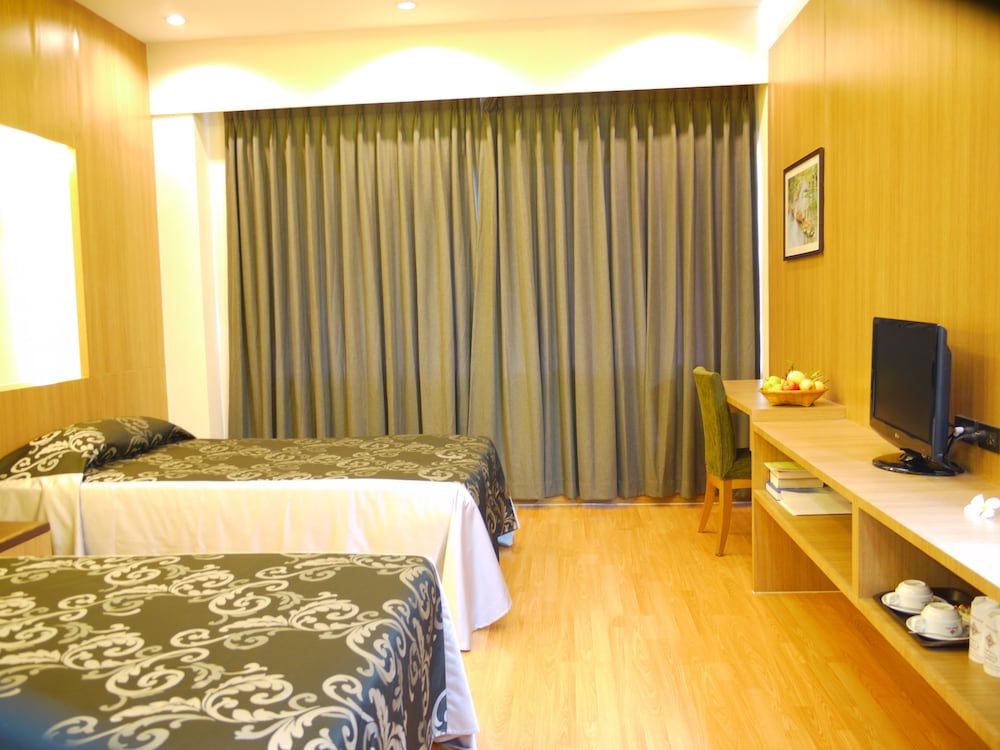 Charoen Hotel 10/71