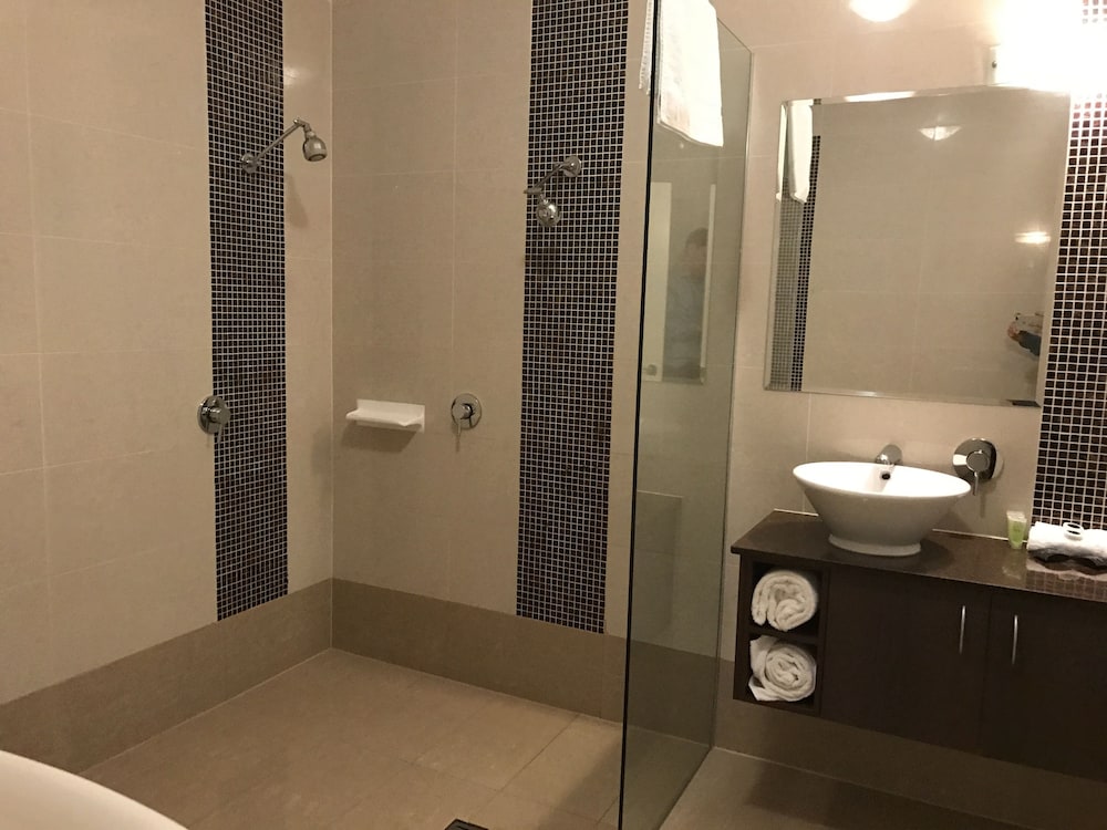MORNINGTON HOTEL 13/45