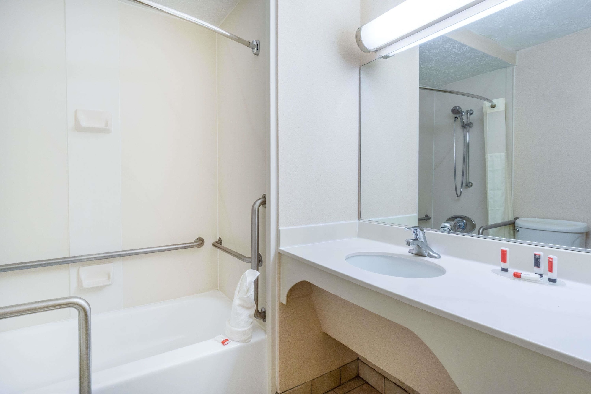 غرفة قياسية بسرير كينج، Days Inn by Wyndham Columbus Airport 4/5