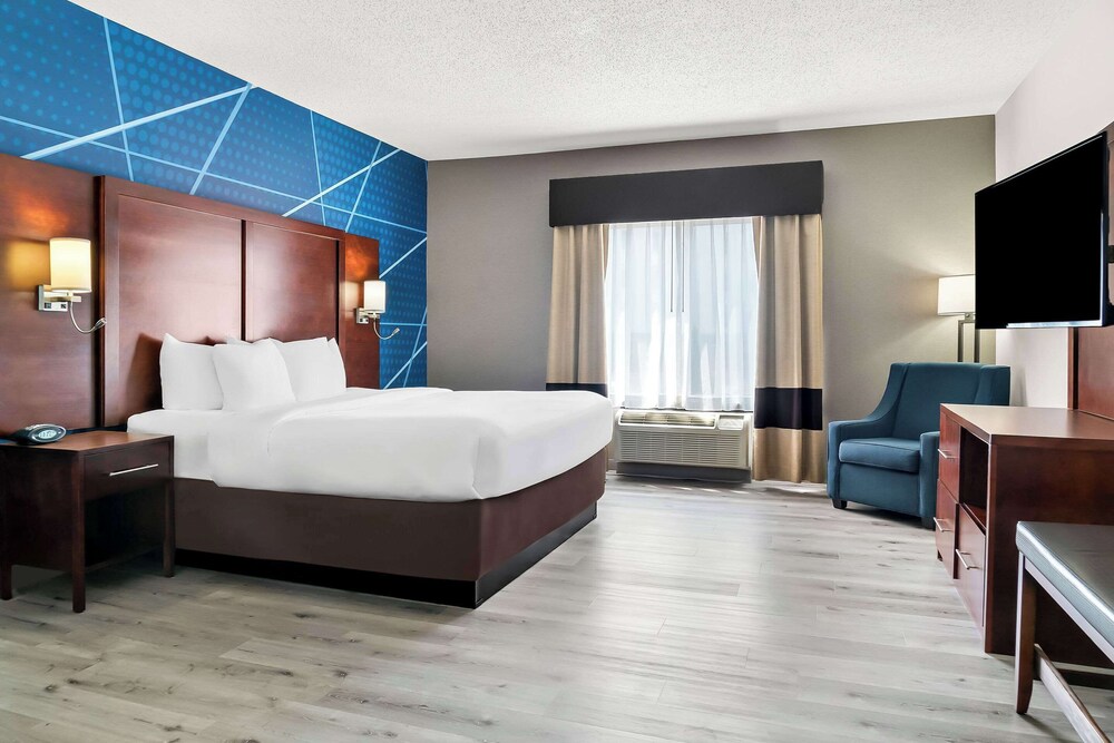 Suite, King Bed, Accessible