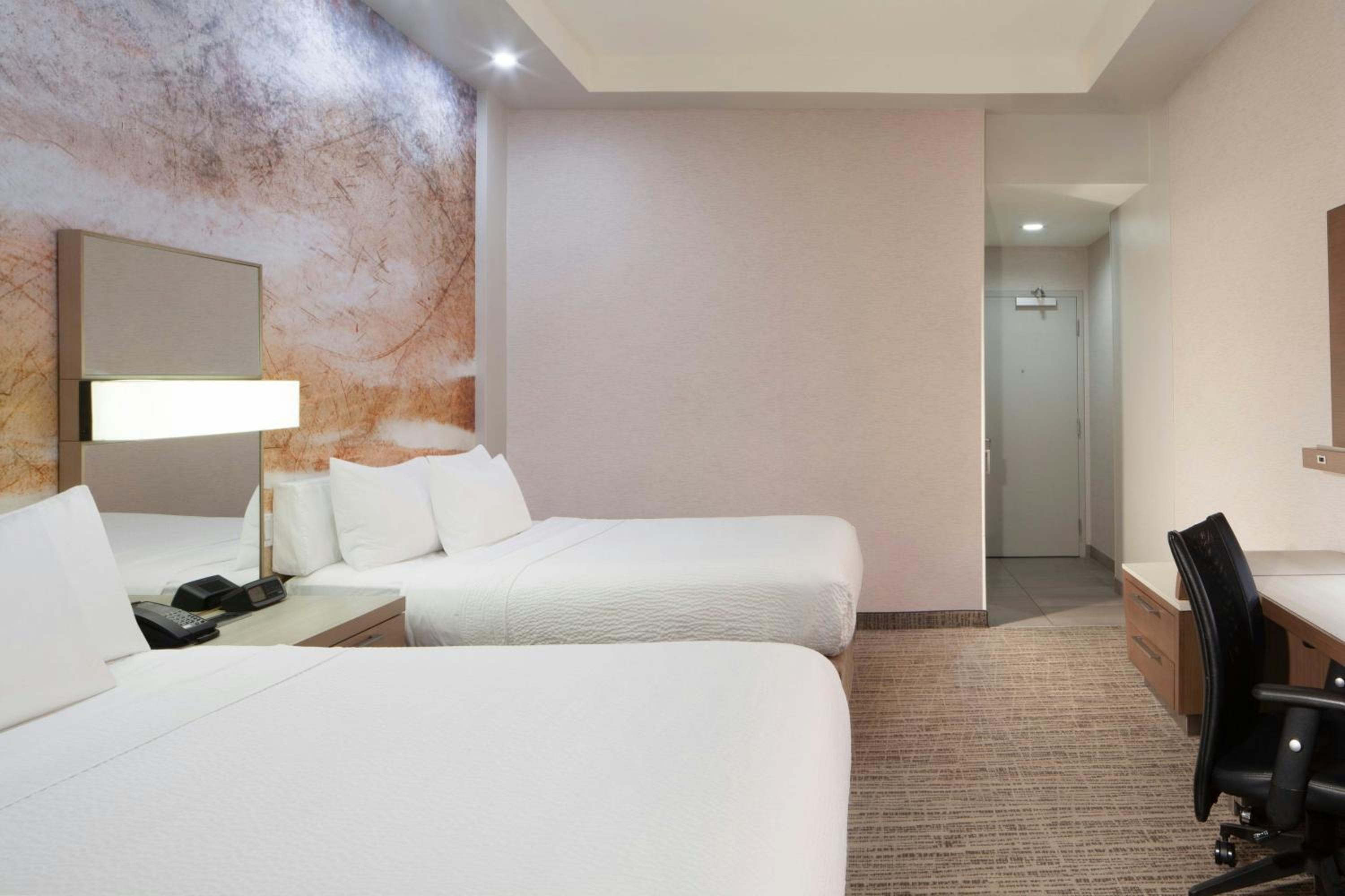 Room, 2 Queen Beds, Stadium View, Bathtub, Accessible