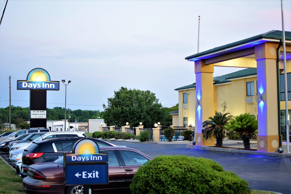 Days Inn by Wyndham Montgomery 2/29