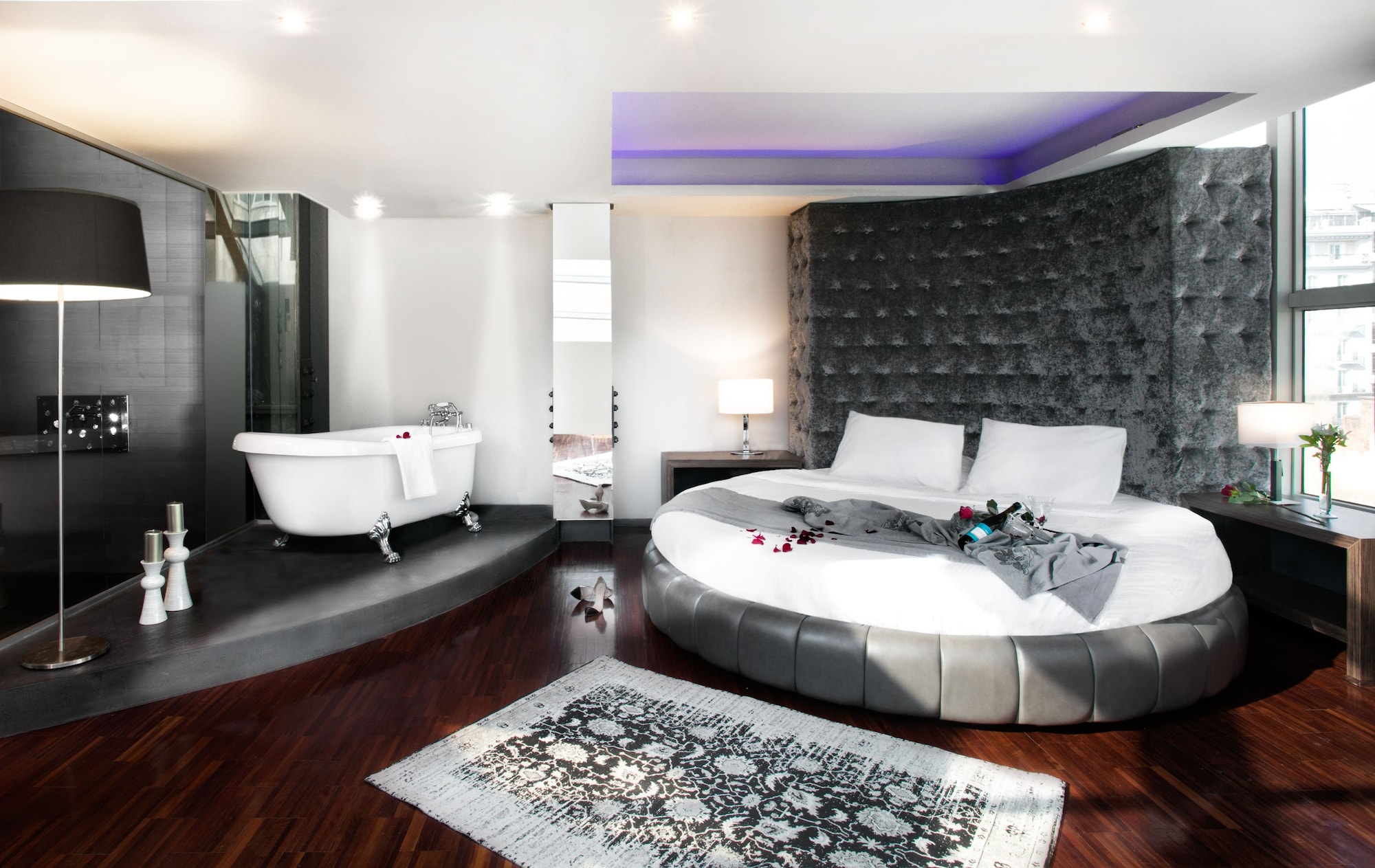 Princess, Suite, King Bed, City View, Sofa, Jetted Tub 3/4