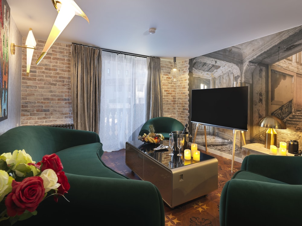 Snow Lodge Boutique Hotel 54/70