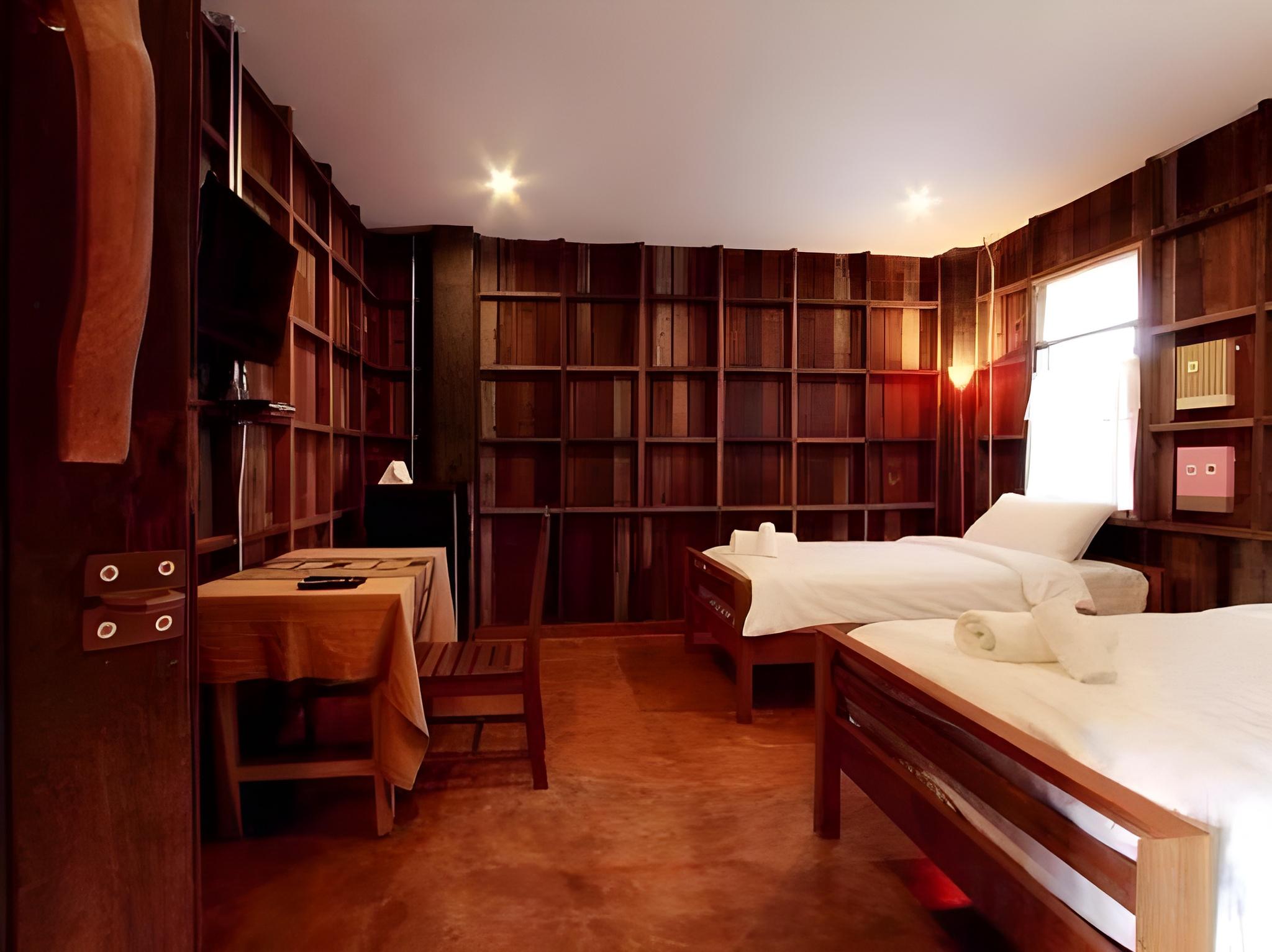 ROOM, TWIN BEDS