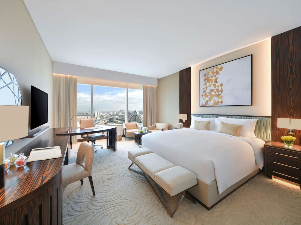 LUXURY, KING BED