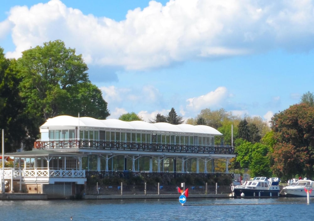 Phyllis Court Club 2/48