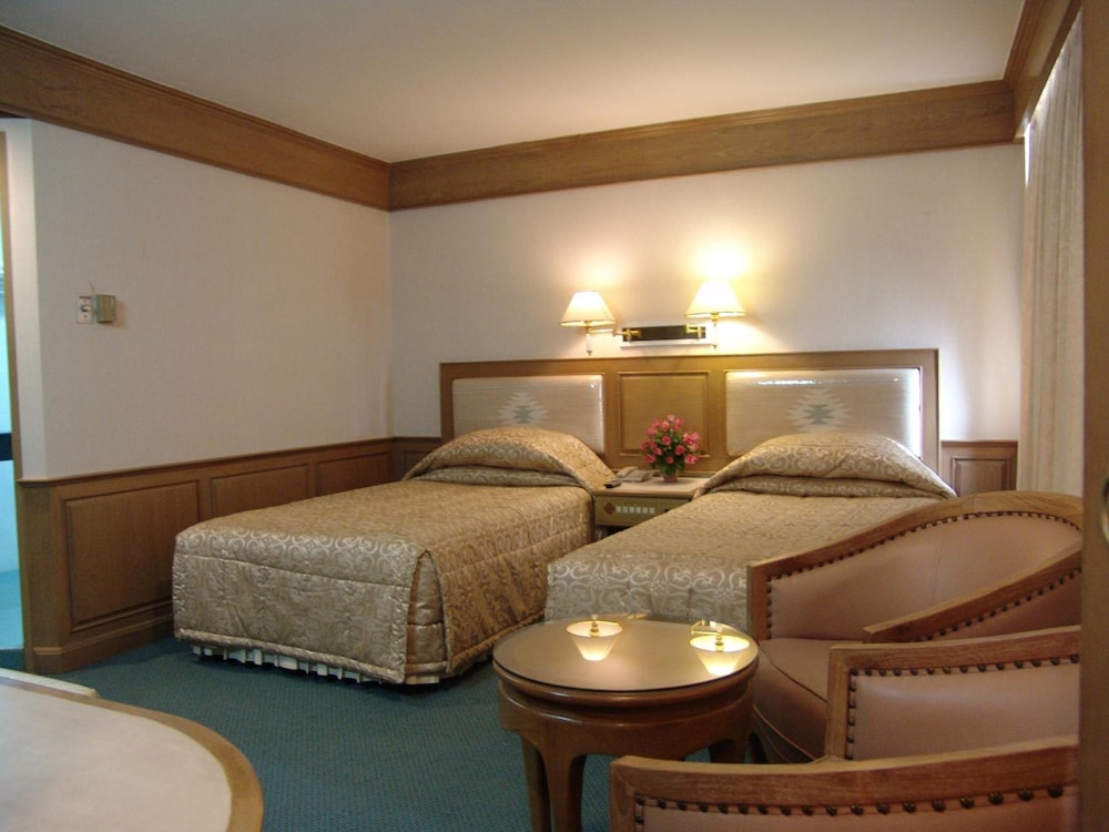 Dhevaraj Hotel 14/62