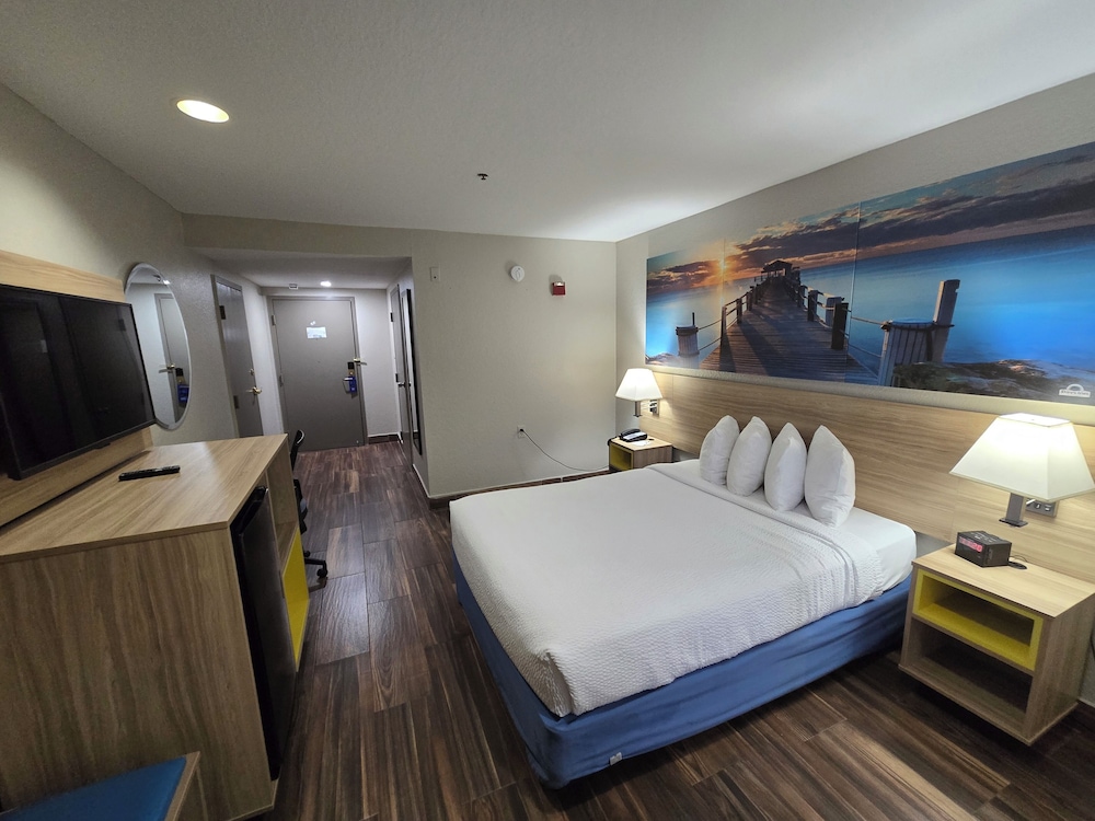 غرفة بسرير كوين، Days Inn And Suites By Wyndham Tampa Raymond James Stadium 6/10