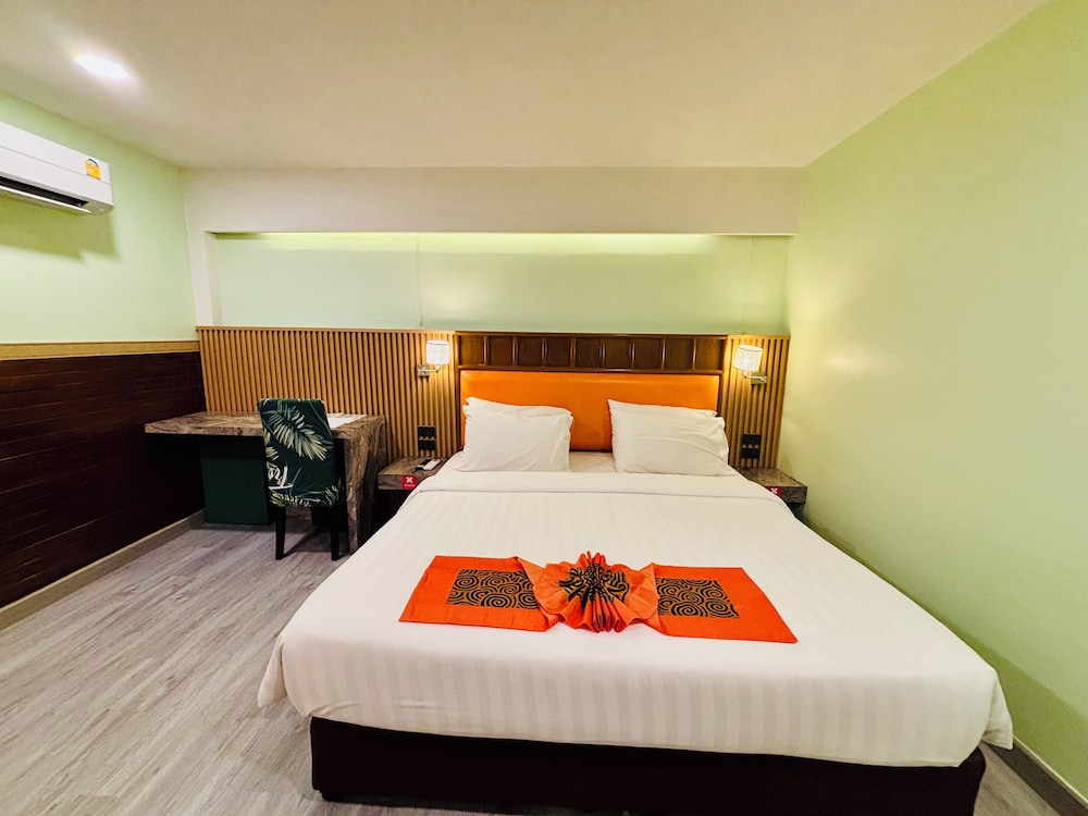 DELUXE, KING BED