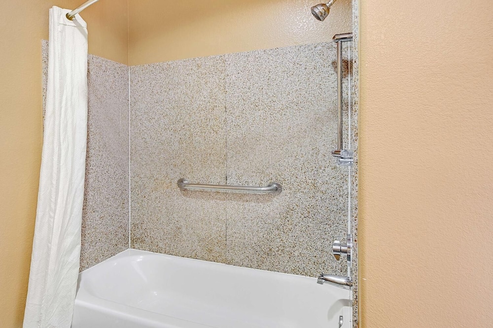 Sapphire Inn & Suites- Deer Park 33/36