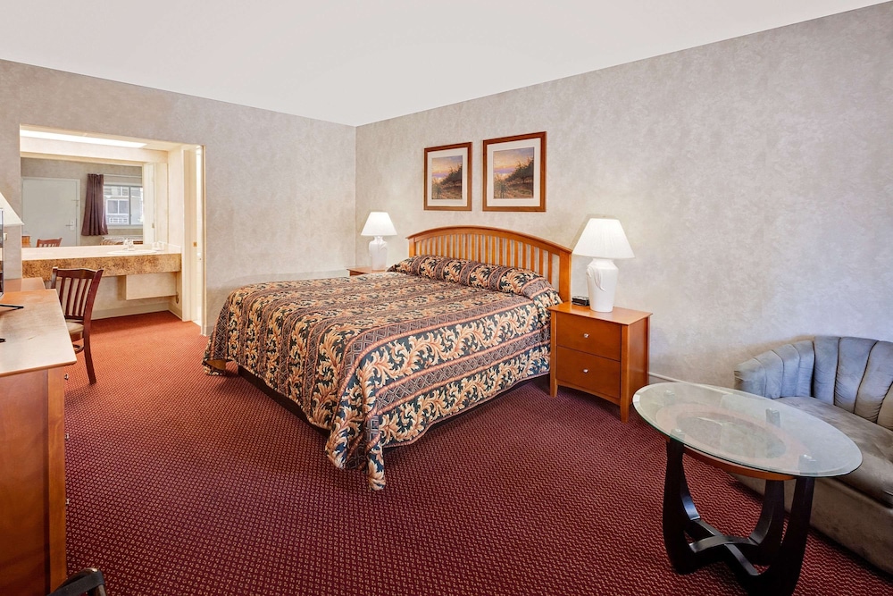 Super 8 by Wyndham Traverse City 12/21