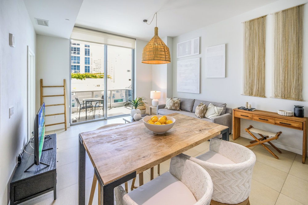 Miami Vacations Corporate Rentals - Monte Carlo 52/69