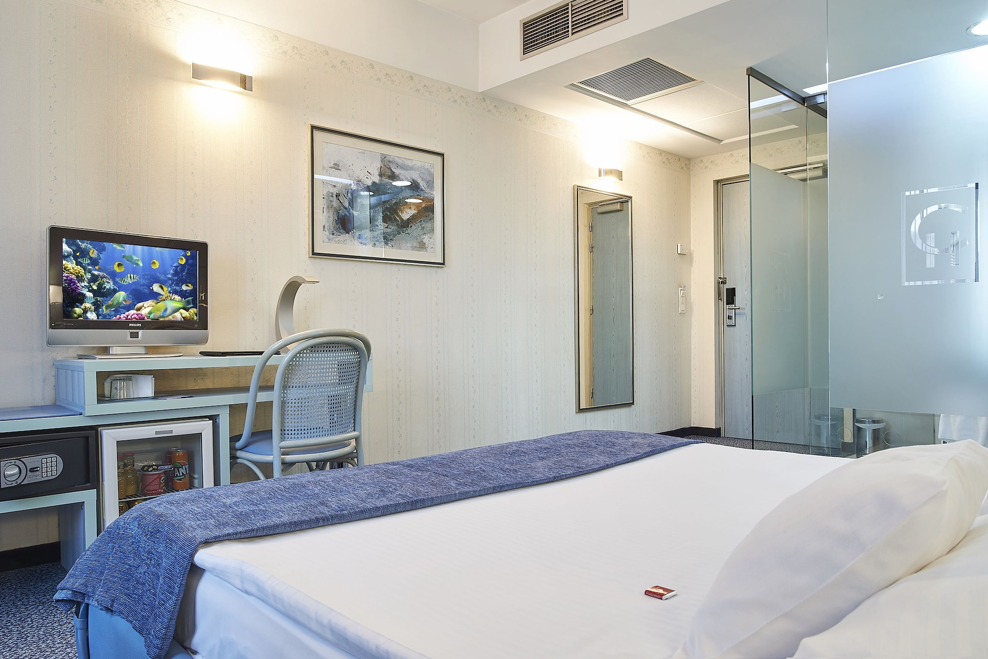Standard, Single, Queen Bed