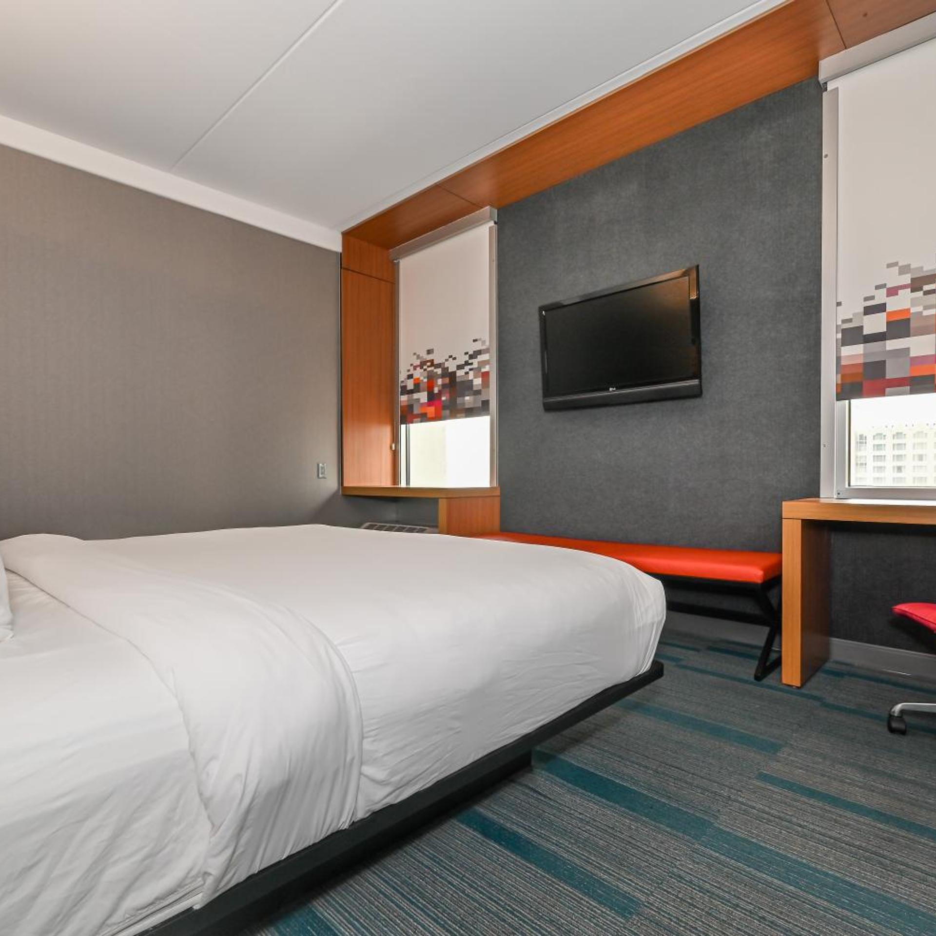 Aloft, Guest Room, King Bed، Aloft Charlotte City Center 2/10