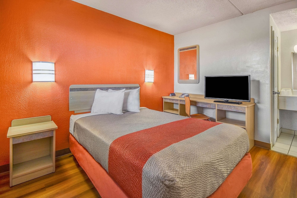 Motel6 North Ridgeville, OH - Cleveland Intl Airport - N Ridgeville 27/45