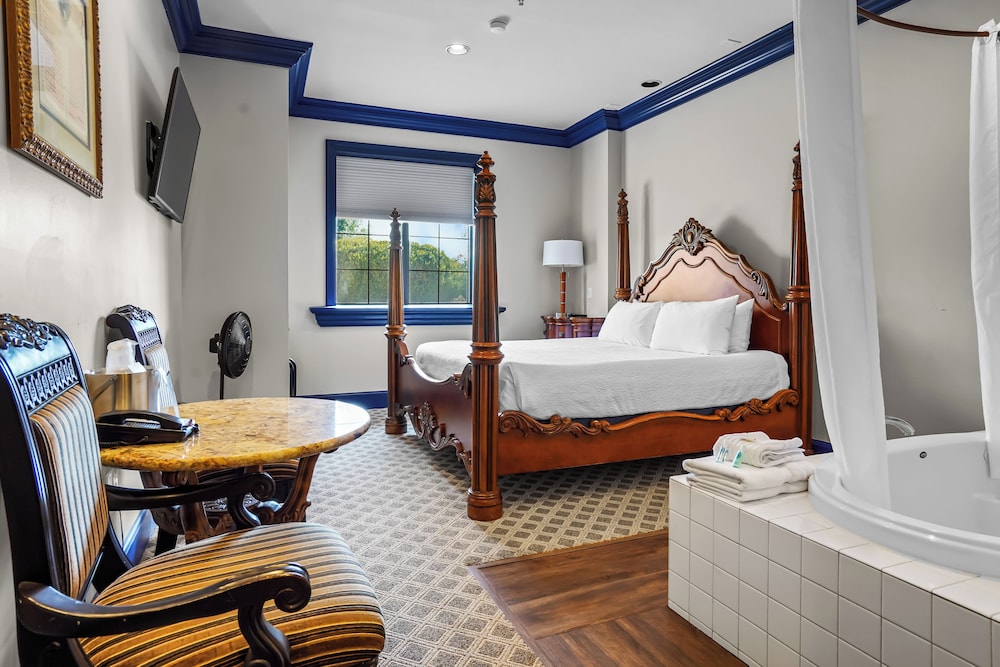 Lincoln, King Bed