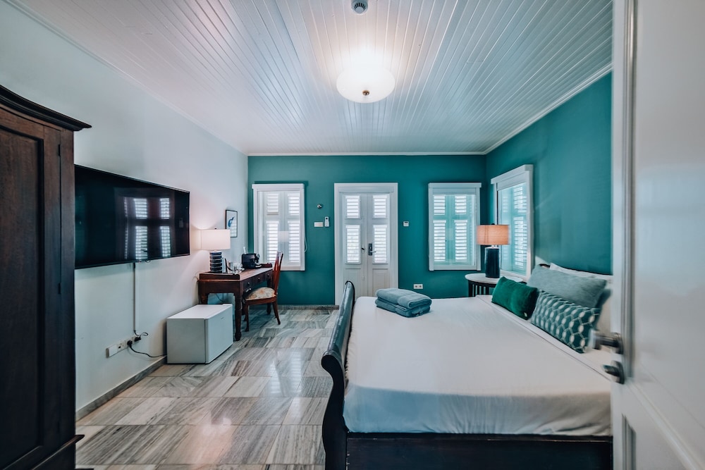 ROOM, KING BED