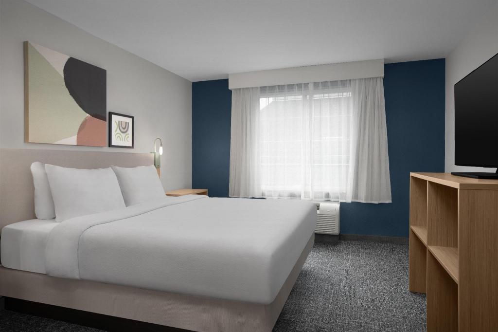 Suite, King Bed, Dining Area, Sofa
