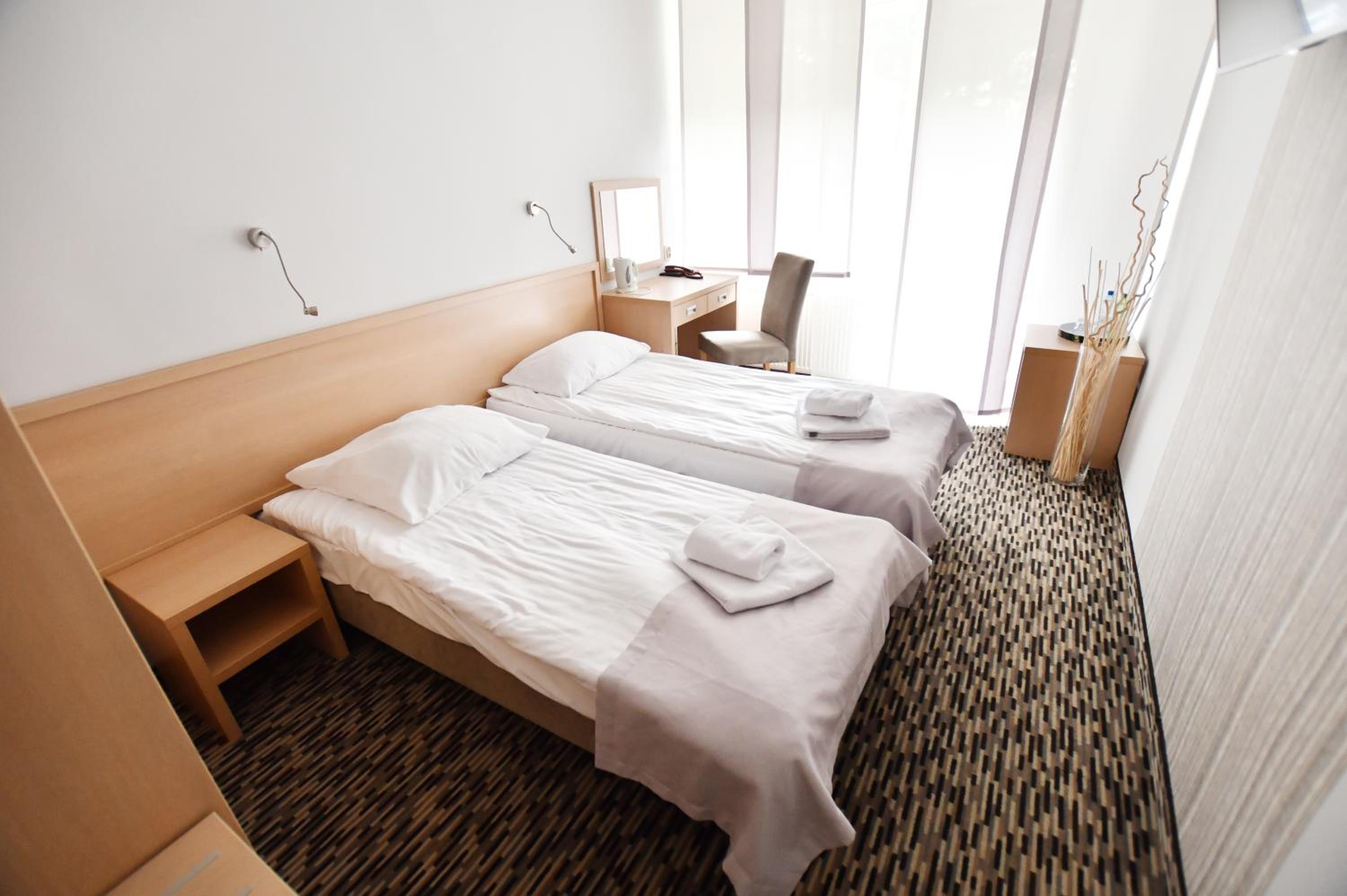 ROOM, DOUBLE OR TWIN BED
