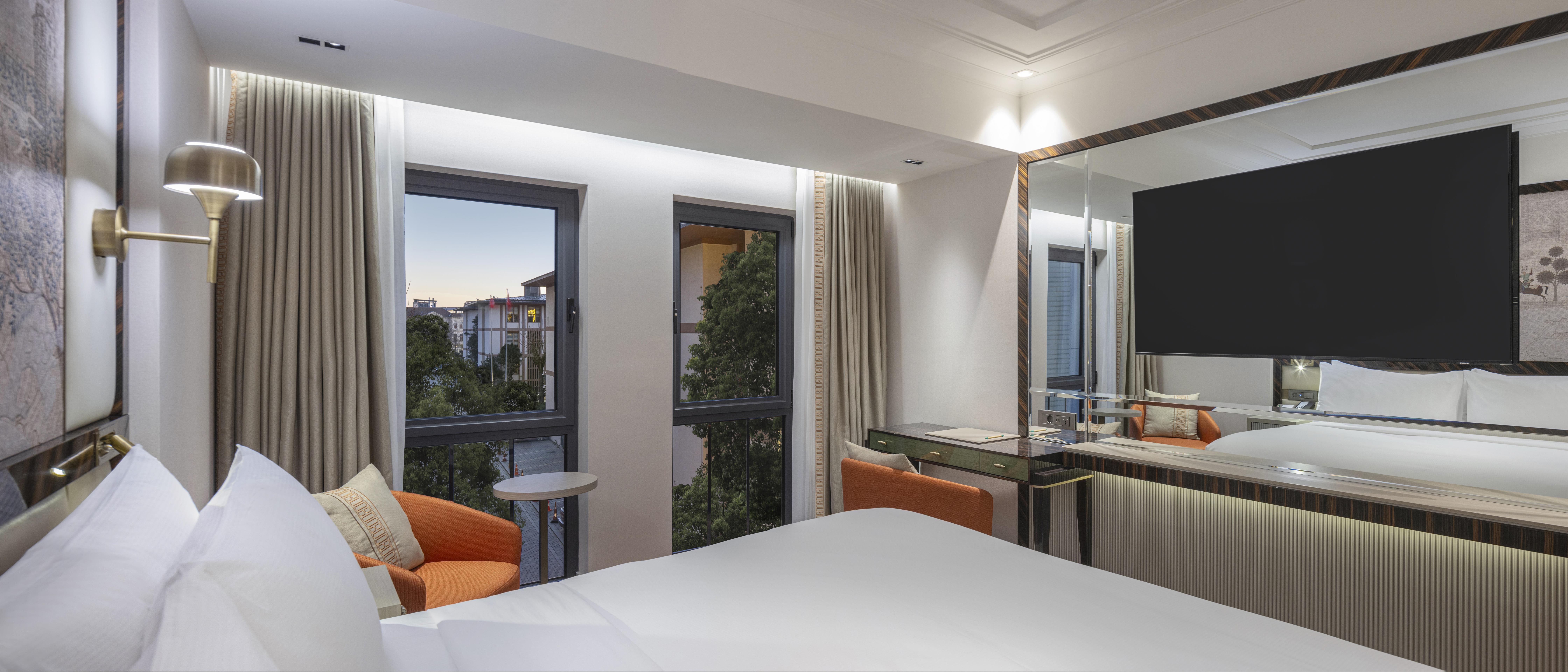 GUEST ROOM, KING BED