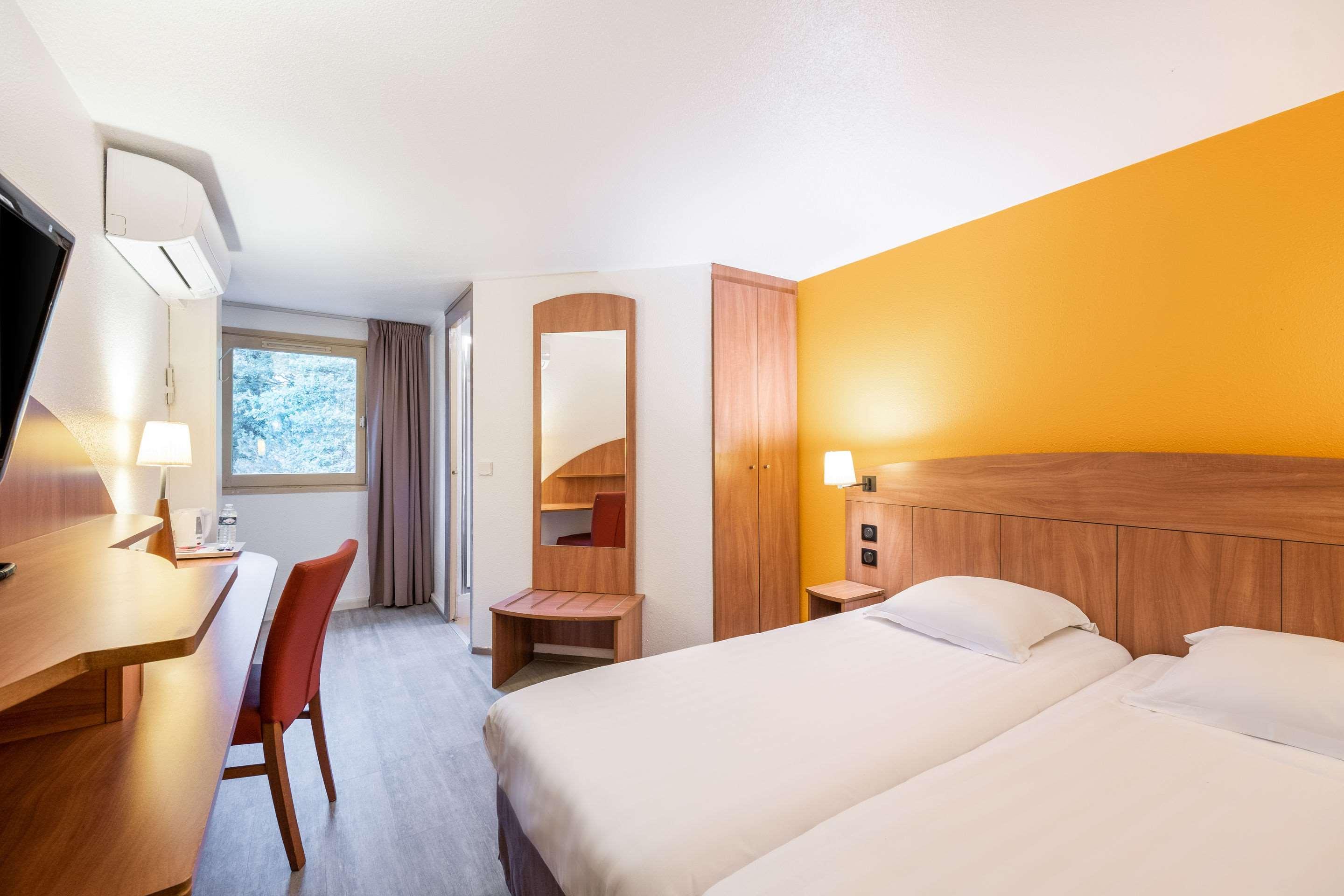 ROOM, TWIN BEDS
