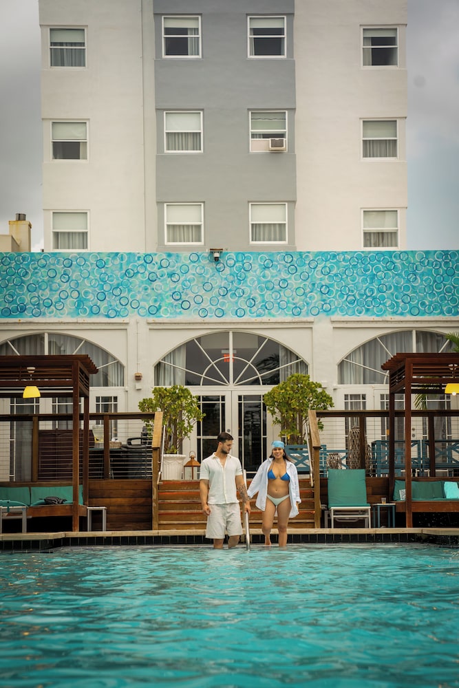 Marseilles Hotel 7/75