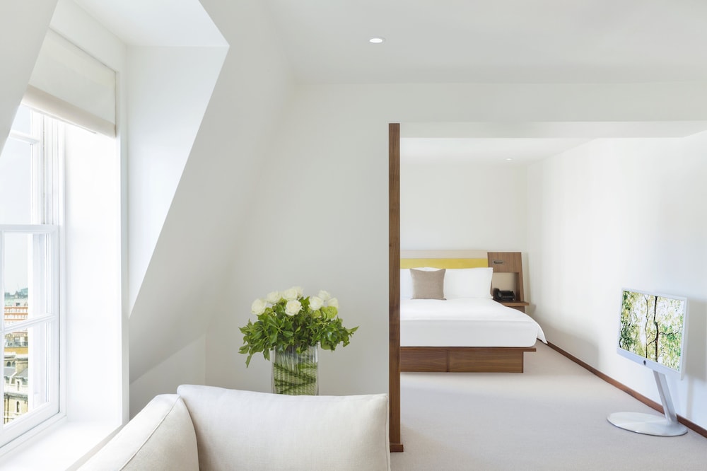 CITY, JUNIOR SUITE